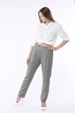 PANTALONE a righe con risvolti alle caviglie e taschine laterali