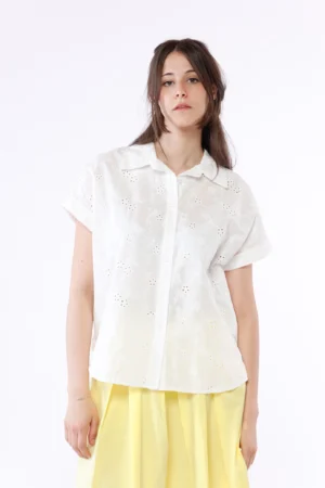 CAMICIA sangallo a manica corta con colletto alla francese e spacchetti laterali al fondo