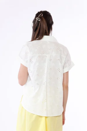 CAMICIA sangallo a manica corta con colletto alla francese e spacchetti laterali al fondo