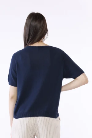 MAGLIA a manica corta con graziosi ricami laterali e orli a costine
