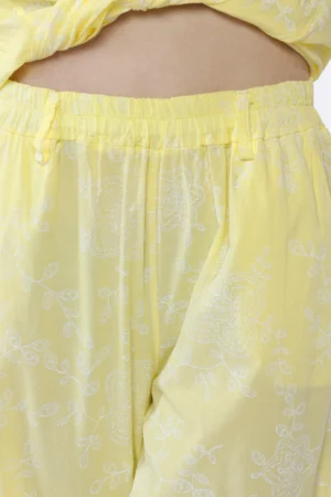 PANTALONE a palazzo con ricami in rilevo e nodo in vita