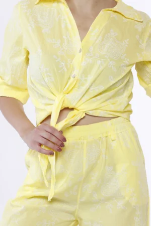 CAMICIA ricamata con pattina ferma manica e nodo in vita