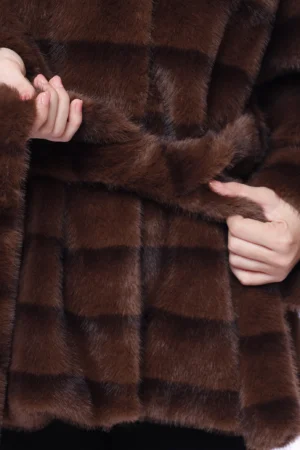 CAPPOTTO con pelliccia chiusura a bottoni e cintura