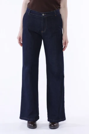 PANTALONE in denim a zampa con bottone e passanti alla cintura