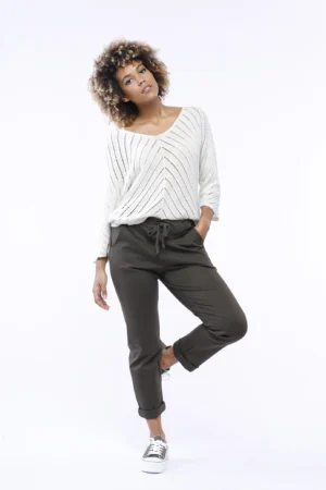 MAGLIA oversize laminata e traforata con ampio scollo a V