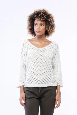 MAGLIA oversize laminata e traforata con ampio scollo a V