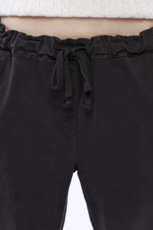 PANTALONE casual con risvolto sangallo alle caviglie e comodo laccetto di chiusura in vita