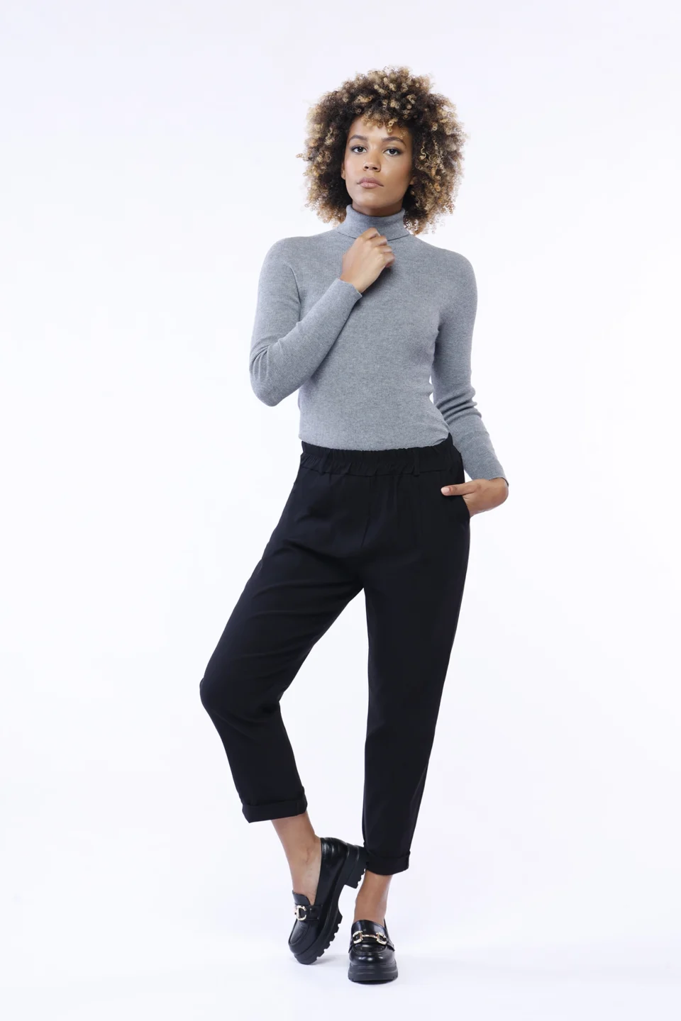 PANTALONE casual con risvolti alle caviglie e graziose pence sul davanti ONEWORLD HYBRID