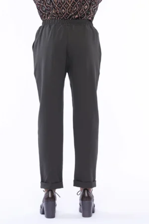 PANTALONE comodo con risvolti alle caviglie di tendenza ed elastico di chiusura in vita