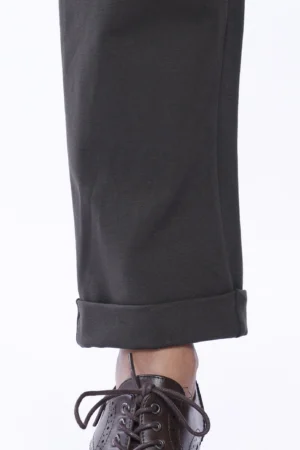 PANTALONE comodo con risvolti alle caviglie di tendenza ed elastico di chiusura in vita