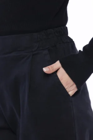 PANTALONE in morbido cotone con risvolti alle caviglie di tendenza e graziose pence verticali sul davanti