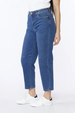 PANTALONE in denim modello a sigaretta con chiusura a bottone e passanti alla cintura