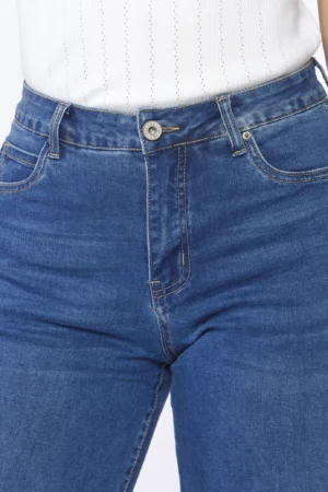 PANTALONE in denim modello a sigaretta con chiusura a bottone e passanti alla cintura