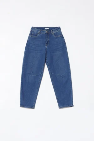 PANTALONE in denim modello a sigaretta con chiusura a bottone e passanti alla cintura