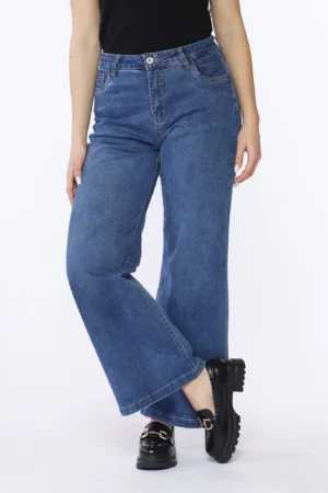 PANTALONE in denim a gamba larga con bottone di chiusura e passanti alla cintura