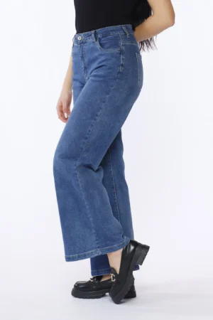 PANTALONE in denim a gamba larga con bottone di chiusura e passanti alla cintura