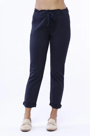 PANTALONE casual con tasche risvolti alle caviglie e laccetto di chiusura in vita