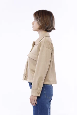 GIACCA casual corta con colletto alla francese chiusura a bottoni e tasconi di tendenza sul petto