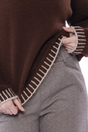 MAGLIA everyday ampia a collo alto con manica cucita all’esterno e orli bicolore a costine