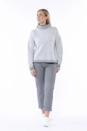 PANTALONE comodo rigato con risvolti alle caviglie