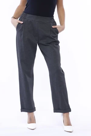 PANTALONE comodo con graziose pence sul davanti e risvolti alle caviglie