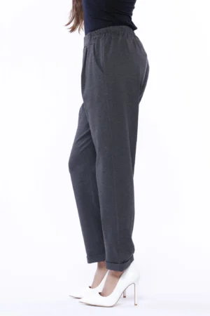 PANTALONE comodo con graziose pence sul davanti e risvolti alle caviglie