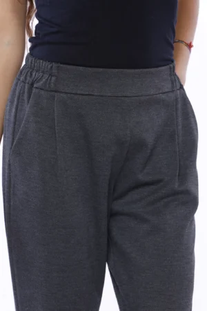 PANTALONE comodo con graziose pence sul davanti e risvolti alle caviglie