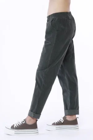 PANTALONE in velluto di cotone con risvolti alle caviglie di tendenza ed elastico di chiusura in vita