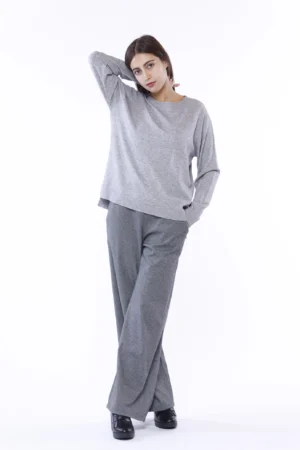 PANTALONE comodo con graziose pence sul davanti con elastico arricciato in vita e passanti alla cintura