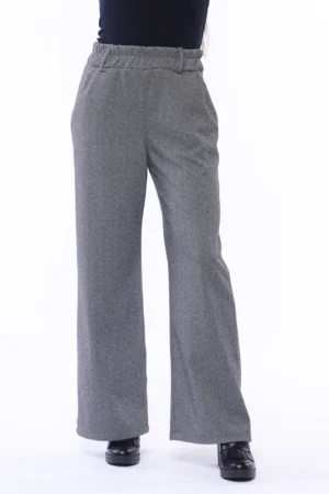 PANTALONE comodo con graziose pence sul davanti con elastico arricciato in vita e passanti alla cintura