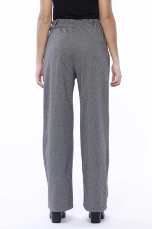 PANTALONE comodo con graziose pence sul davanti con elastico arricciato in vita e passanti alla cintura