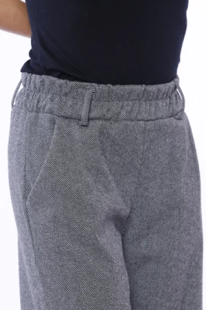 PANTALONE comodo con graziose pence sul davanti con elastico arricciato in vita e passanti alla cintura