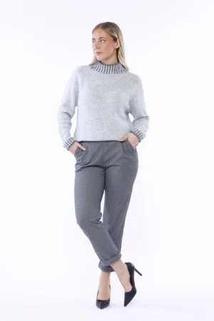 PANTALONE dal taglio classico comodo con chiusura a elastico e risvolti alle caviglie