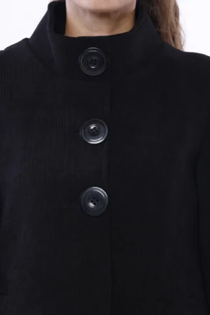 CAPPOTTO a mantella con tre bottoni di chiusura e comode tasche laterali