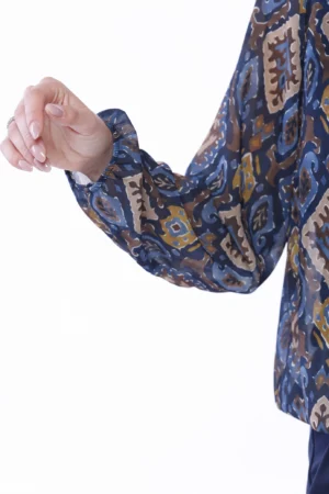 BLUSA a stampa Ikat con orli a sbuffo e graziose pence sul davanti