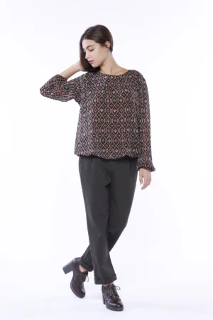 BLUSA a stampa blu con scollo a giro, orli a sbuffo e graziose pence sul davanti