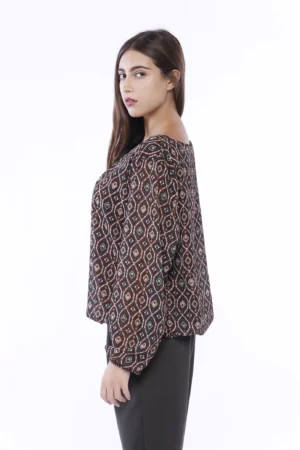 BLUSA a stampa blu con scollo a giro, orli a sbuffo e graziose pence sul davanti