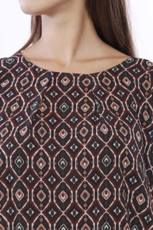 BLUSA a stampa blu con scollo a giro, orli a sbuffo e graziose pence sul davanti