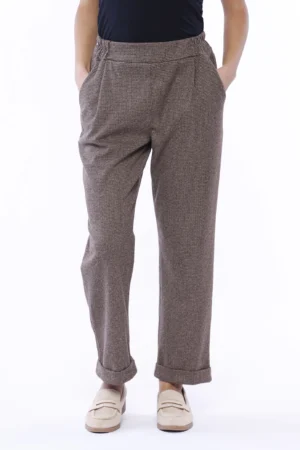 PANTALONE con trama a quadretti risvolti di tendenza alle caviglie e tasche laterali