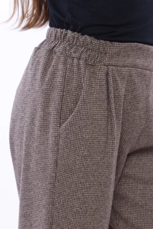 PANTALONE con trama a quadretti risvolti di tendenza alle caviglie e tasche laterali
