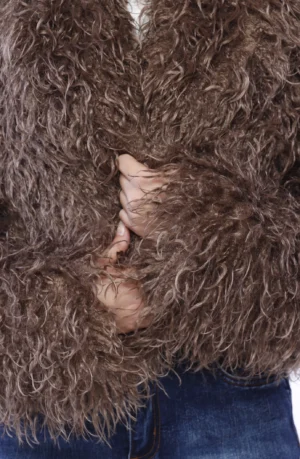 CAPPOTTO corto in pelliccia riccia con collo reverse e chiusura a occhiello