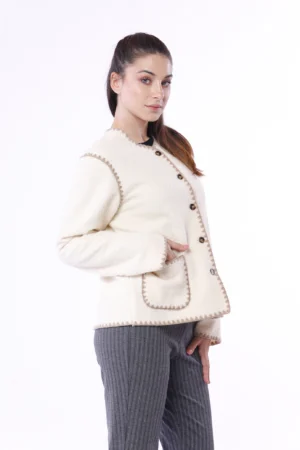 GIACCA a pelo corto primi freddi con chiusura a bottoni e comode taschine sul davanti