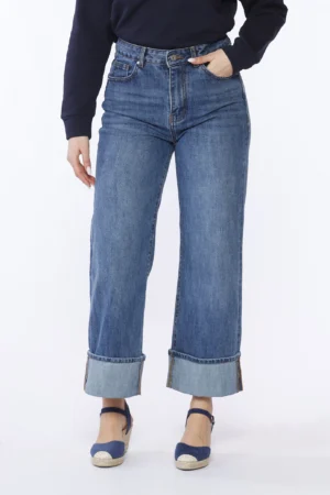 PANTALONE in denim con bottone di chiusura in vita e passanti alla cintura