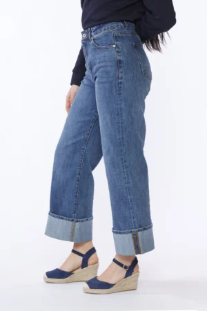 PANTALONE in denim con bottone di chiusura in vita e passanti alla cintura