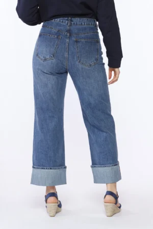 PANTALONE in denim con bottone di chiusura in vita e passanti alla cintura