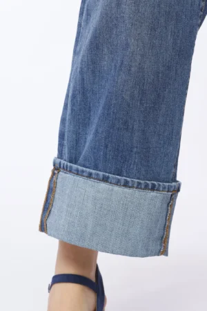 PANTALONE in denim con bottone di chiusura in vita e passanti alla cintura