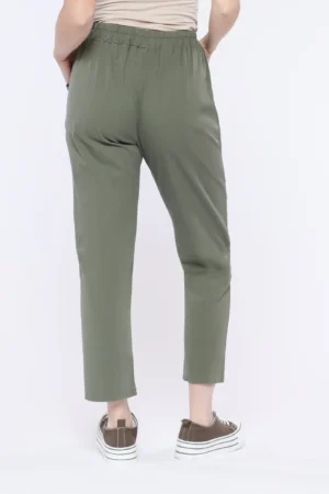 PANTALONE comodo con elegante gabardina interna al girovita laccetto di chusura e risvolti alle caviglie