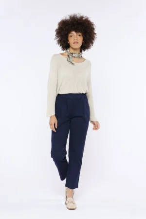 PANTALONE comodo con elegante gabardina interna al girovita laccetto di chusura e risvolti alle caviglie