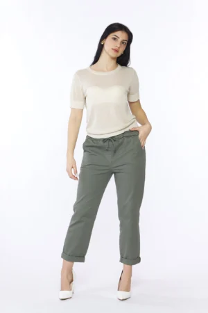 PANTALONE comodo con elegante gabardina interna al girovita laccetto di chusura e risvolti alle caviglie