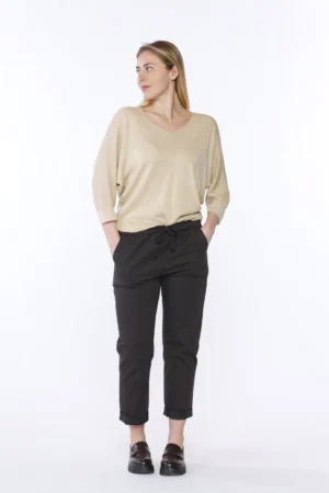 PANTALONE comodo con elegante gabardina interna al girovita laccetto di chusura e risvolti alle caviglie